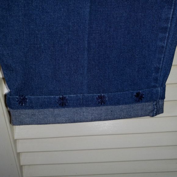 Denim & Co Crop Jeans Size Large Pull On Floral Embroidered Hems Inseam 25" - Picture 4 of 10